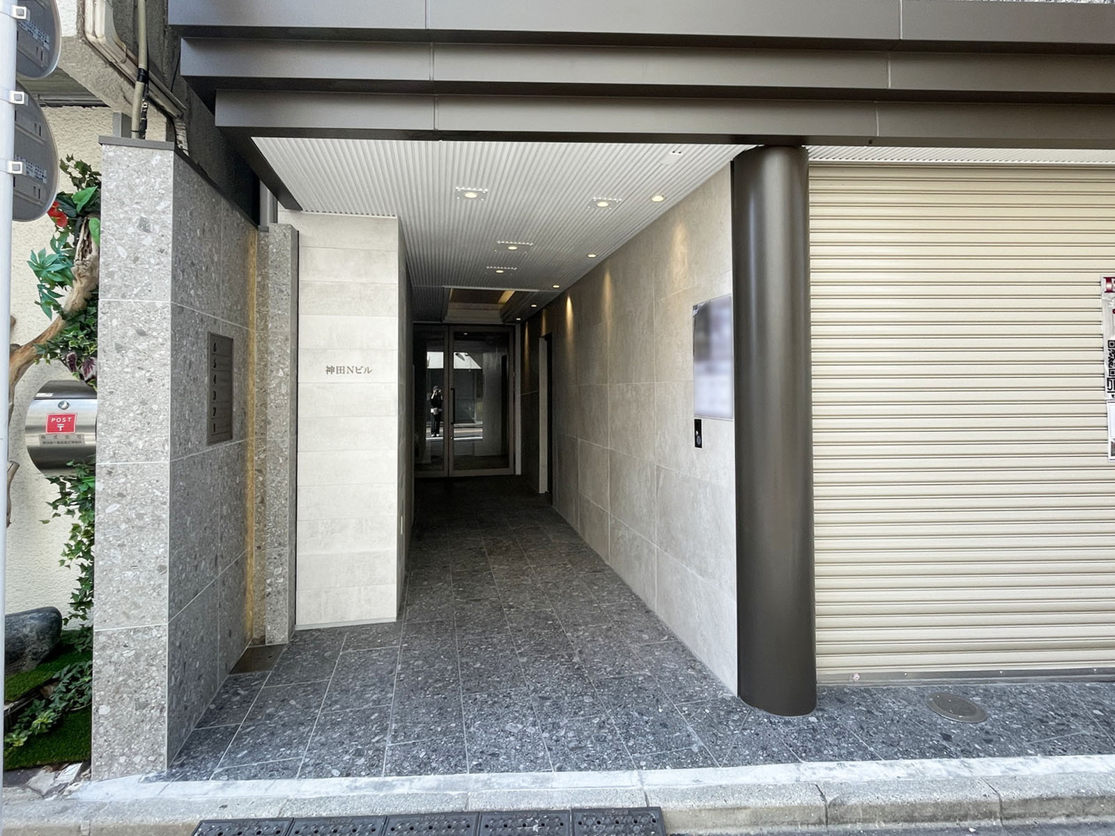 オフィスビル出入口