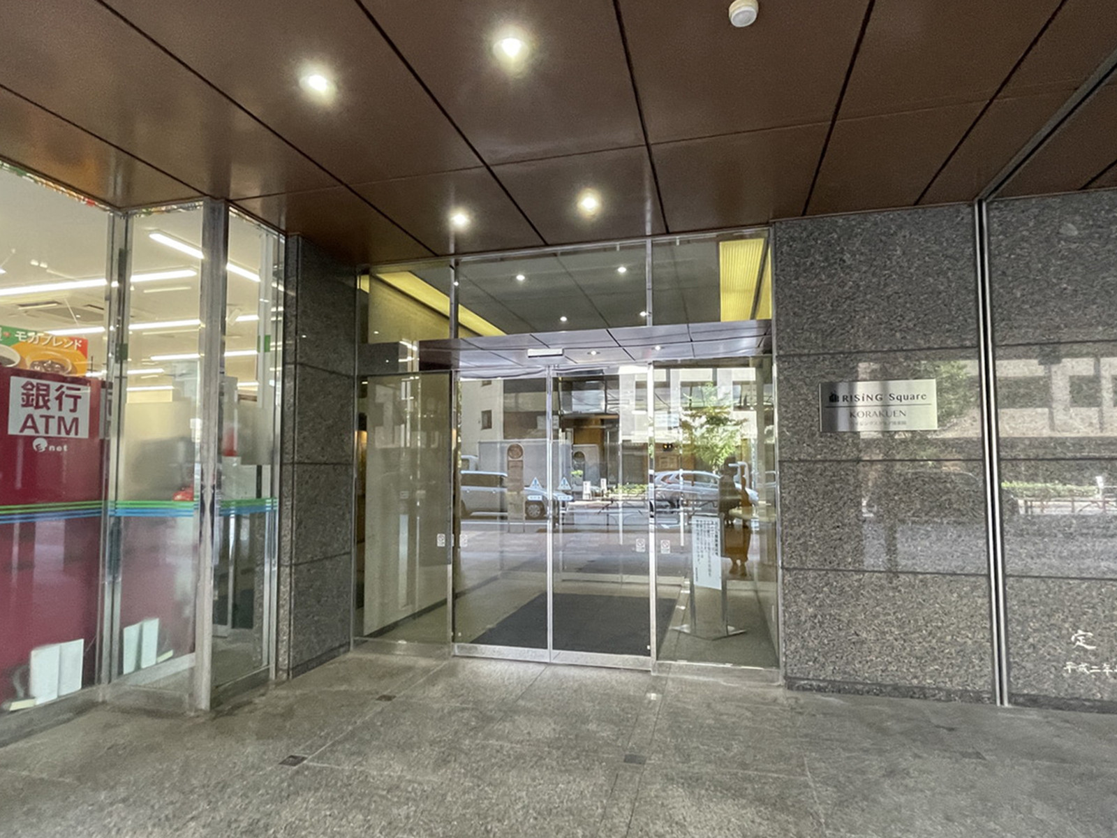 オフィスビル出入口
