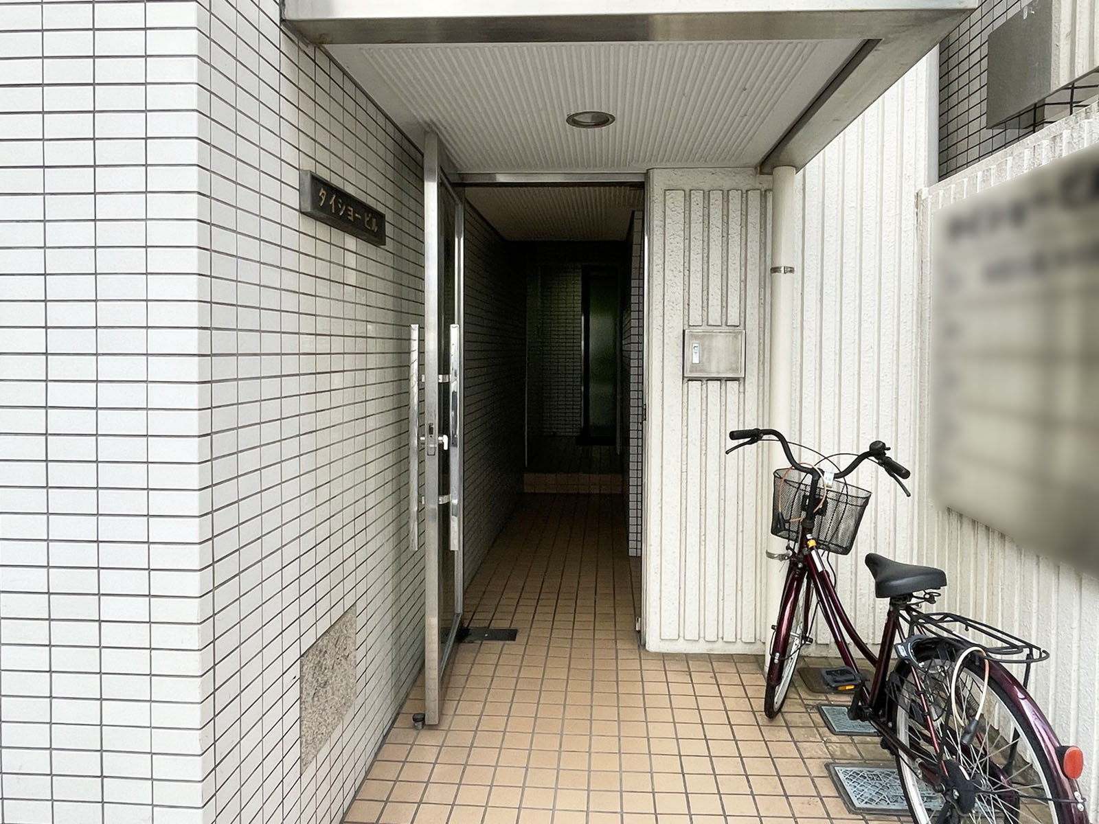 オフィスビル出入口