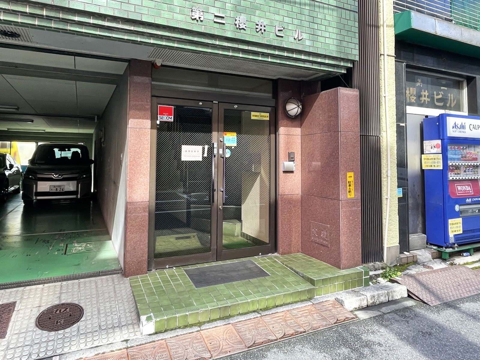 オフィスビル出入口