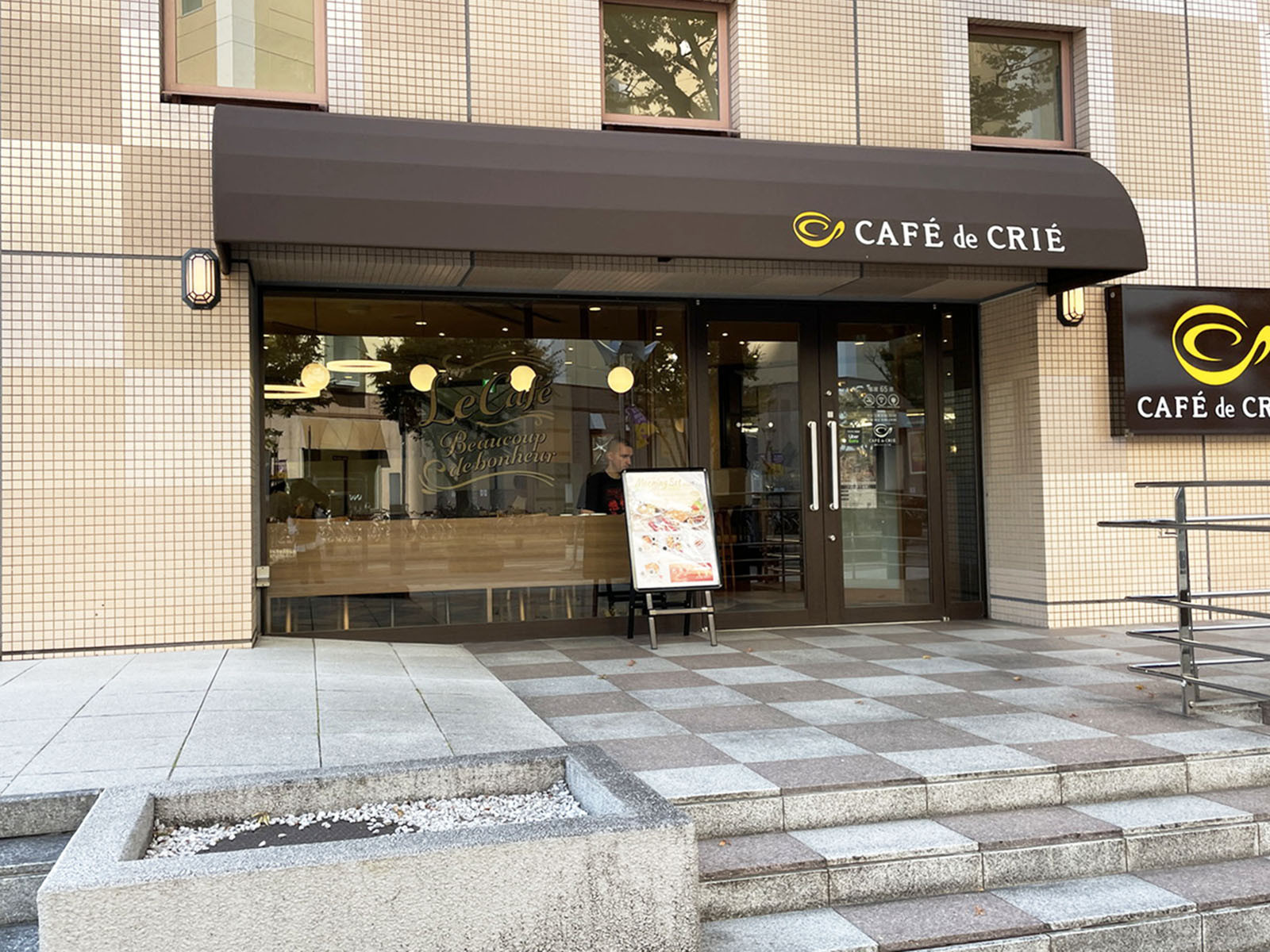 1階のカフェ・ド・クリエ 神戸ハーバーランド店