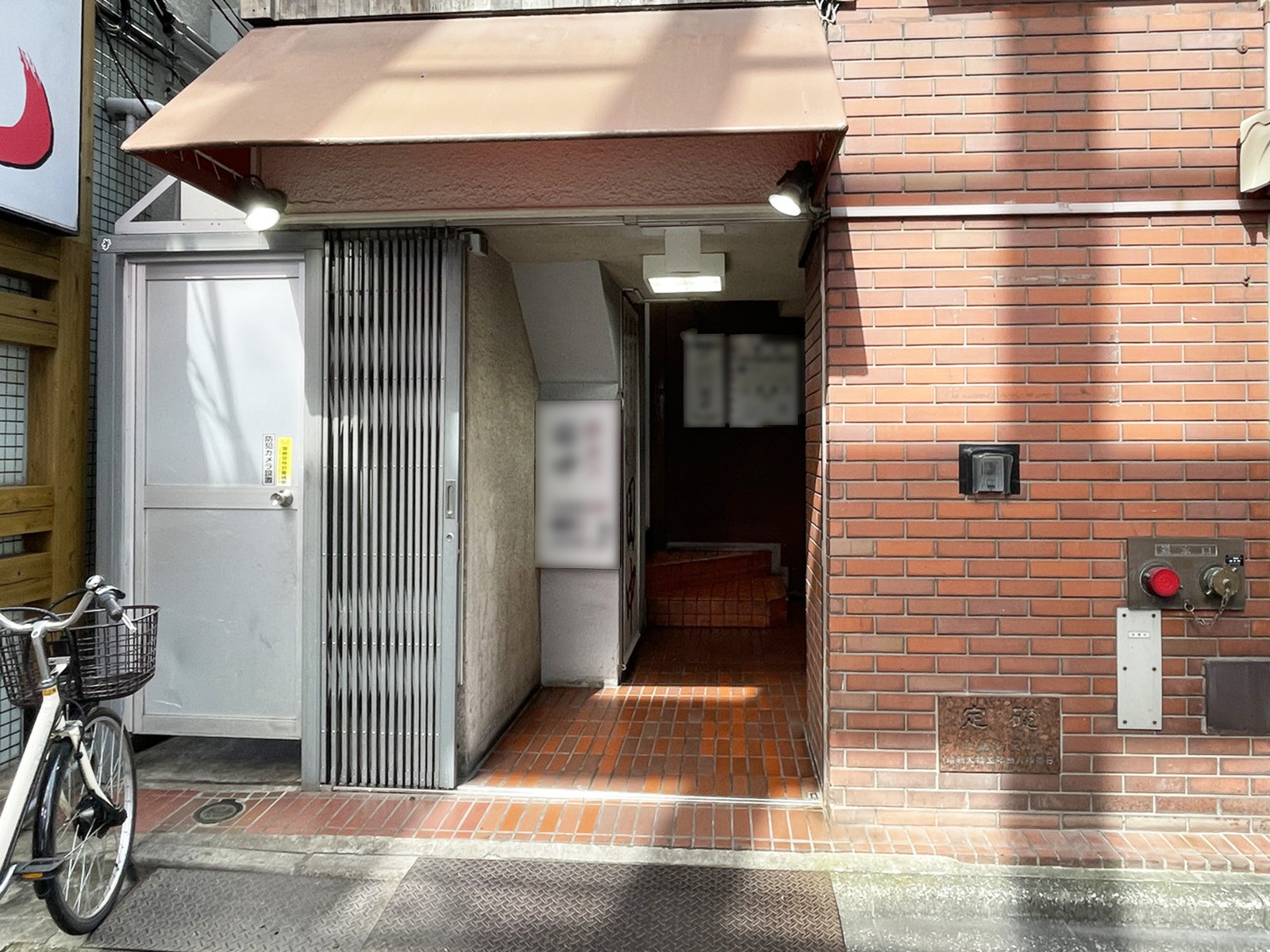 オフィスビル出入口