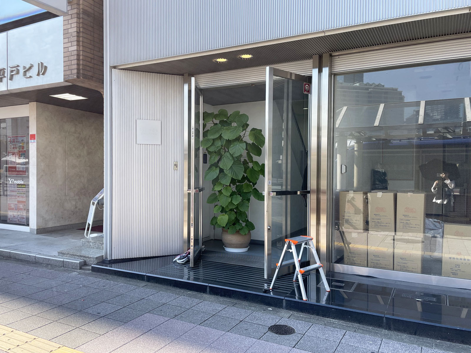 オフィスビル出入口