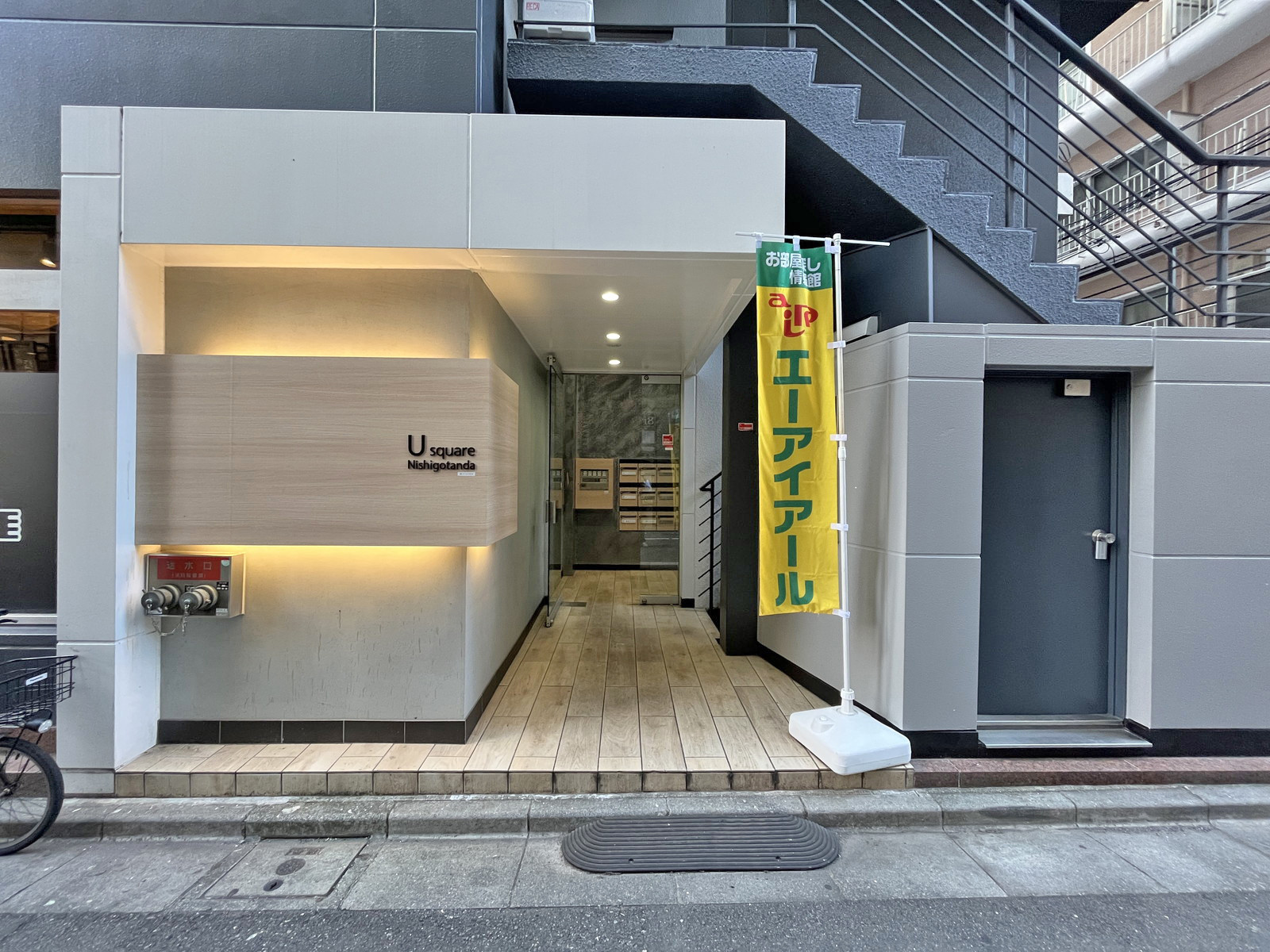 オフィスビル出入り口