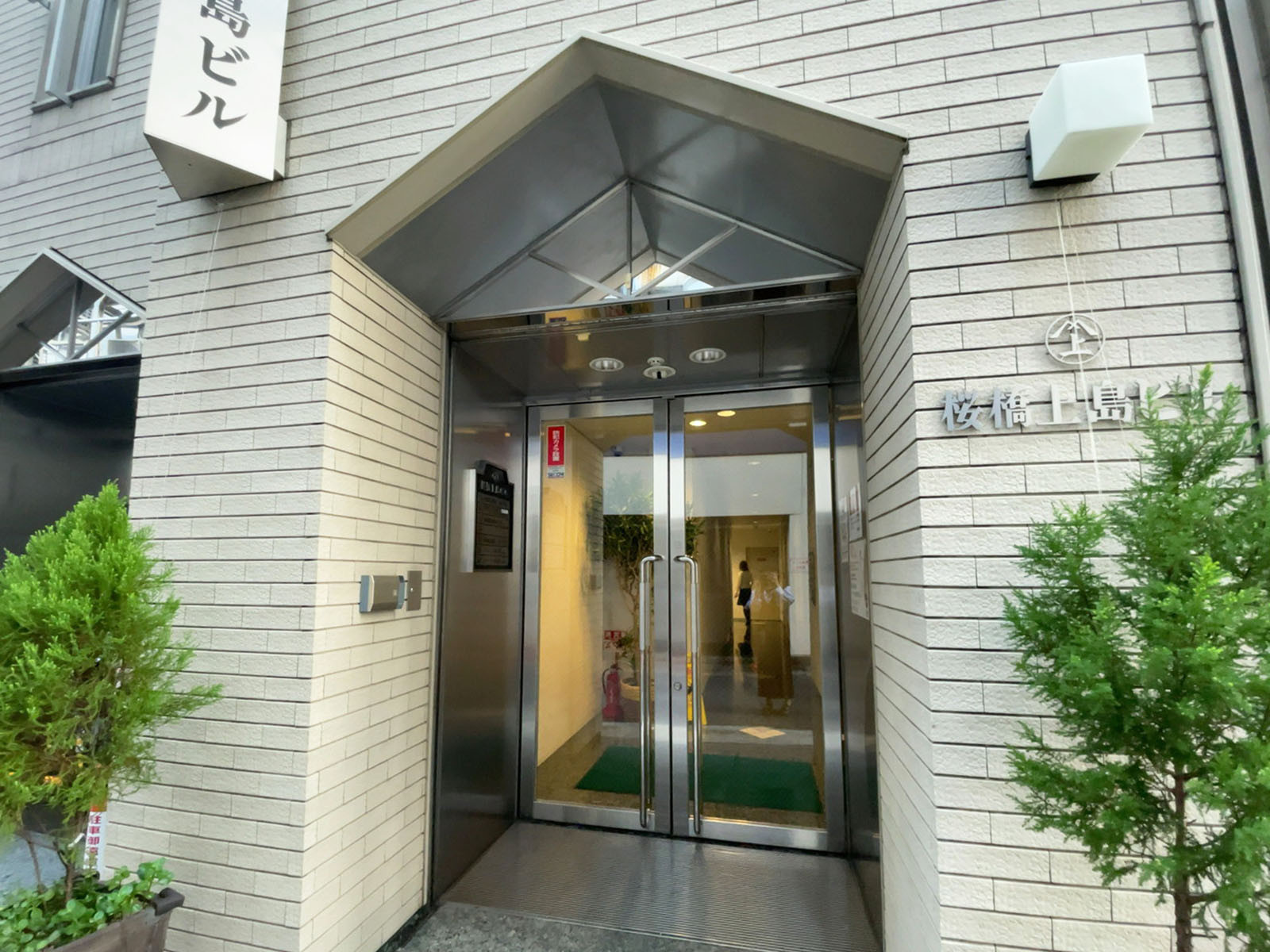 オフィスビル出入口