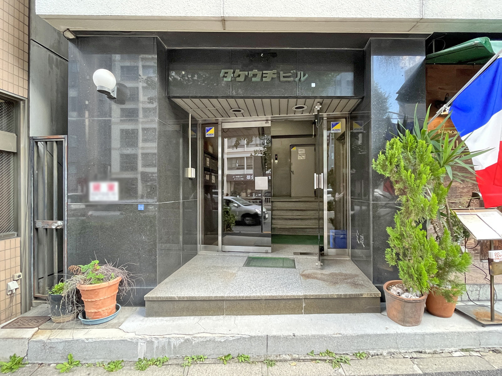 オフィスビル出入口