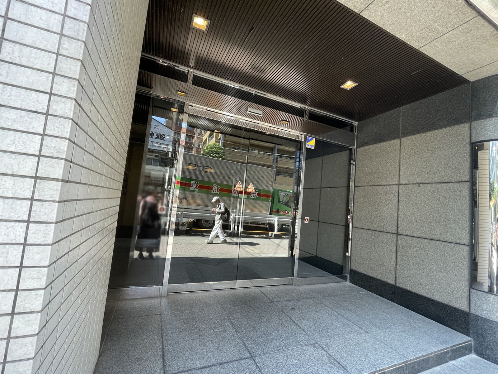 オフィスビル出入口