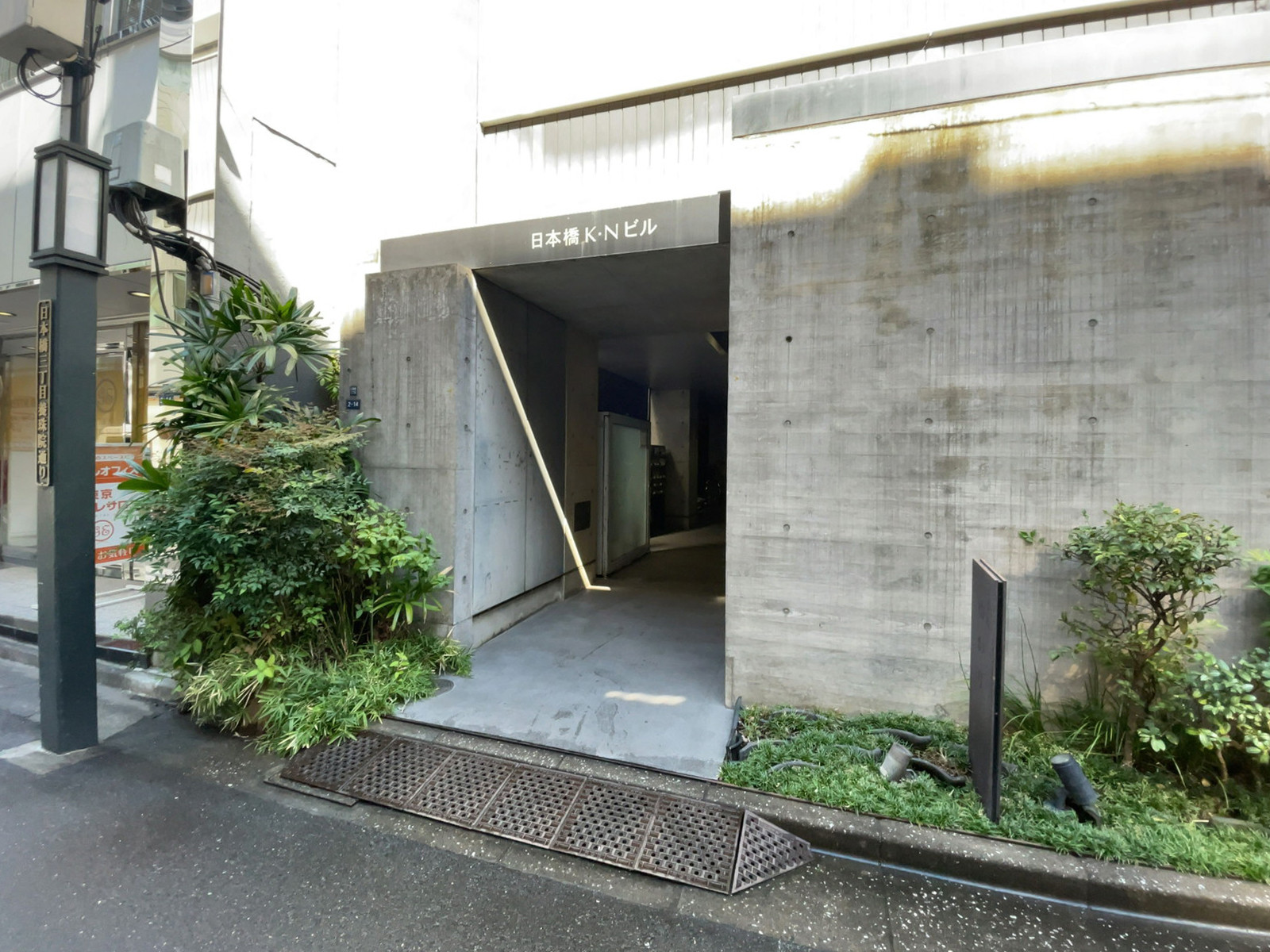 オフィスビル出入口