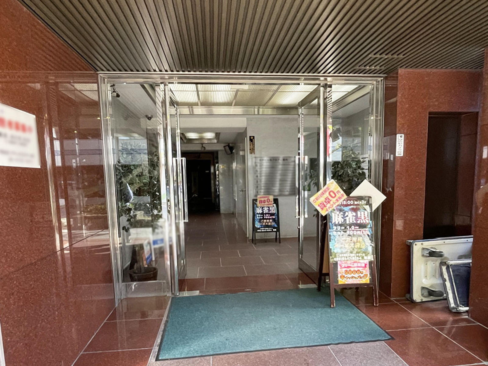 オフィスビル出入口