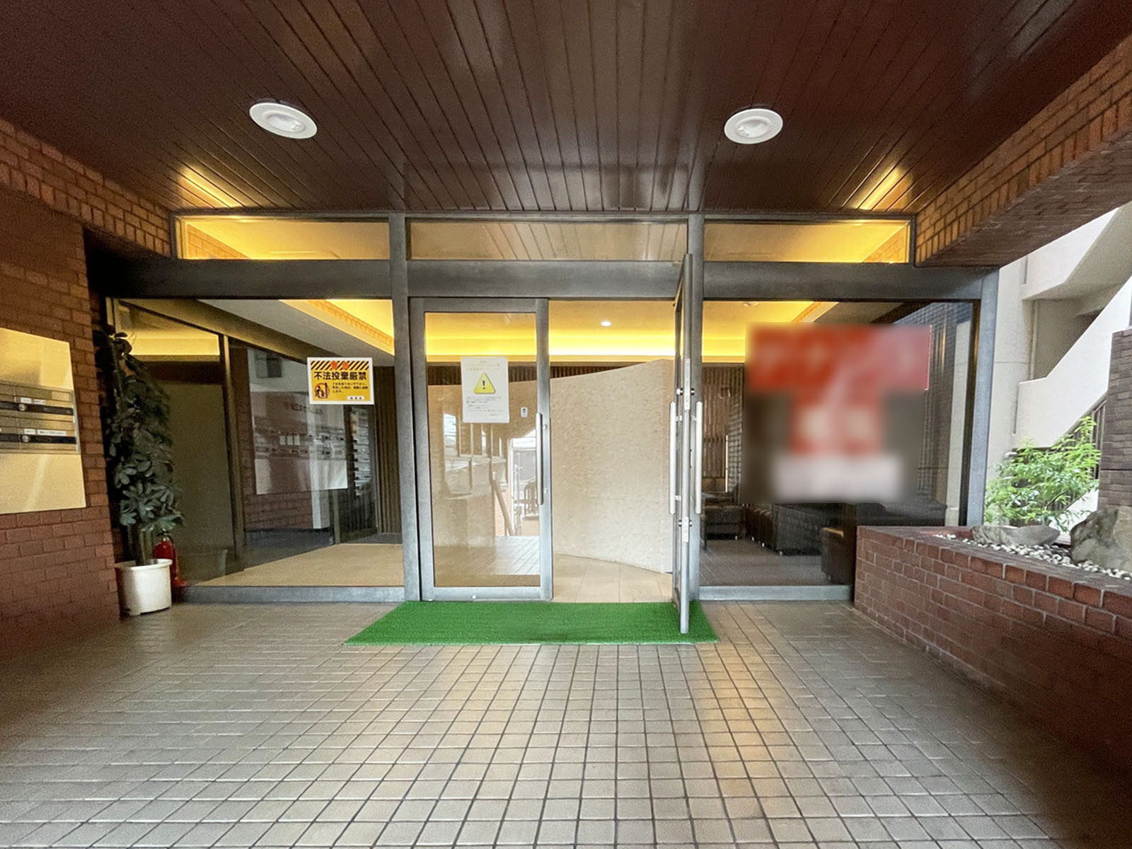 オフィスビル出入口