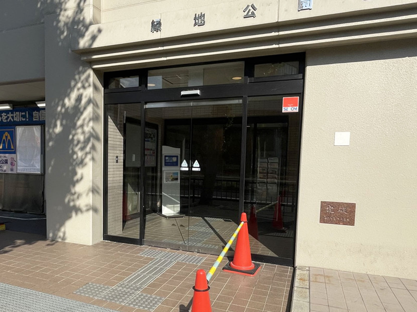 オフィスビル出入口