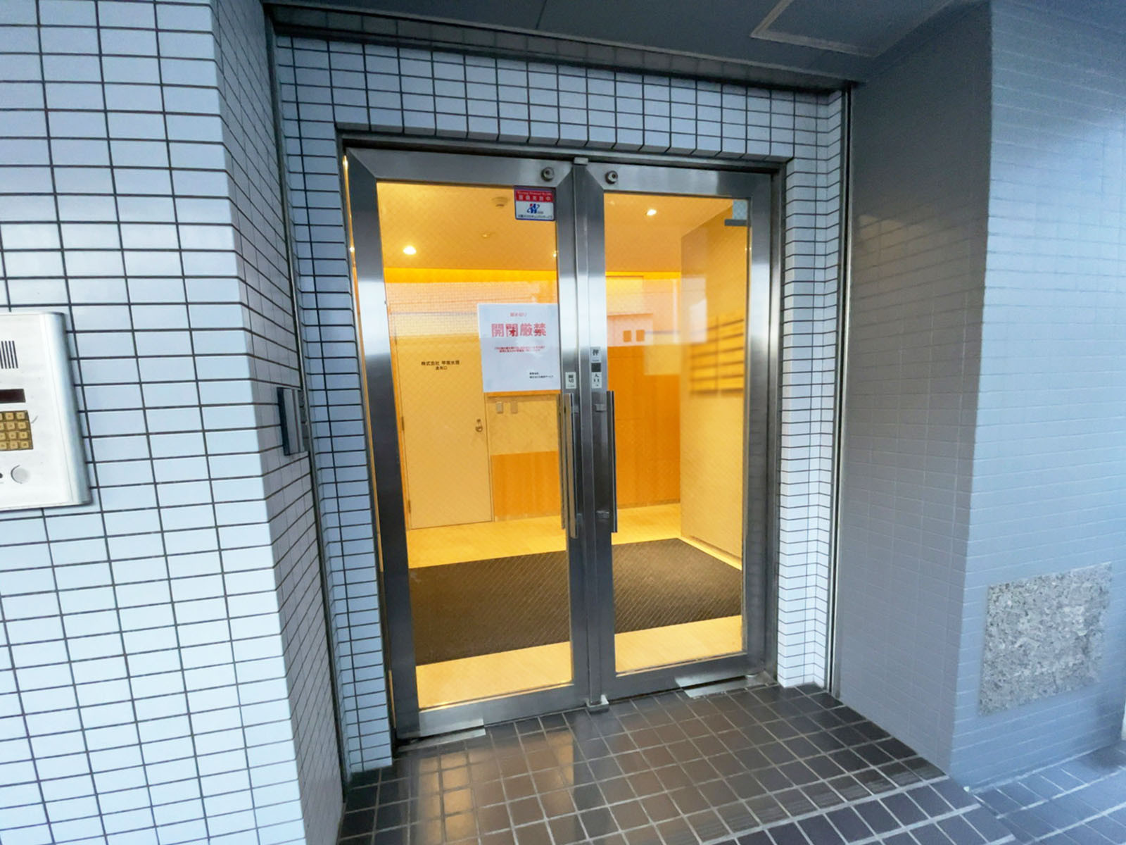 オフィスビル出入口