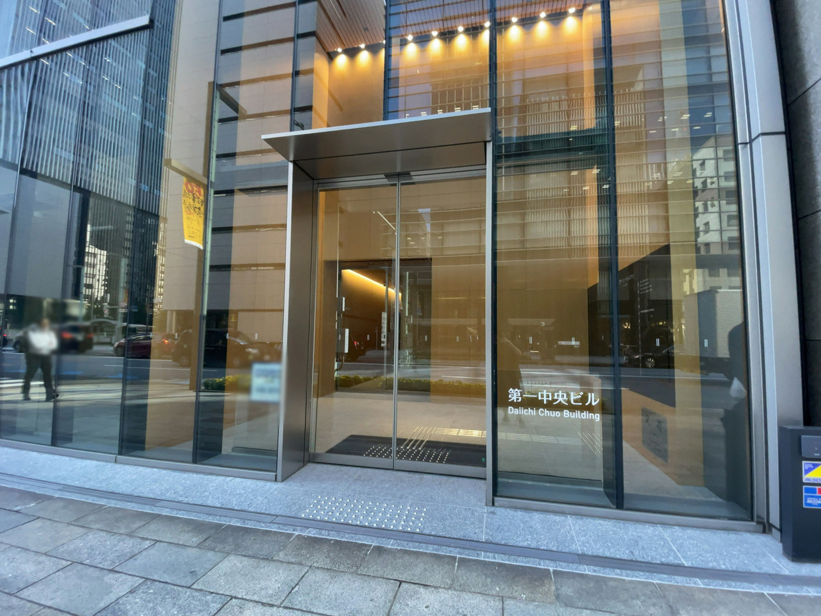 オフィスビル出入口