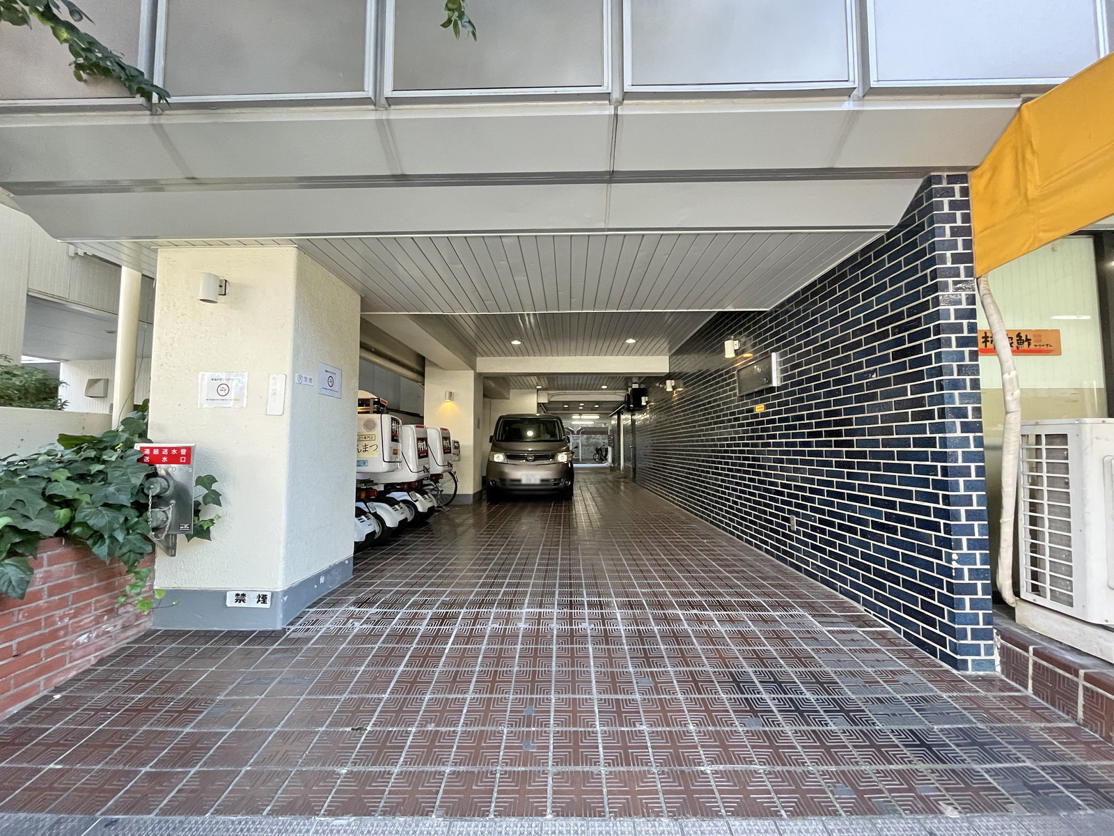 オフィスビル出入り口
