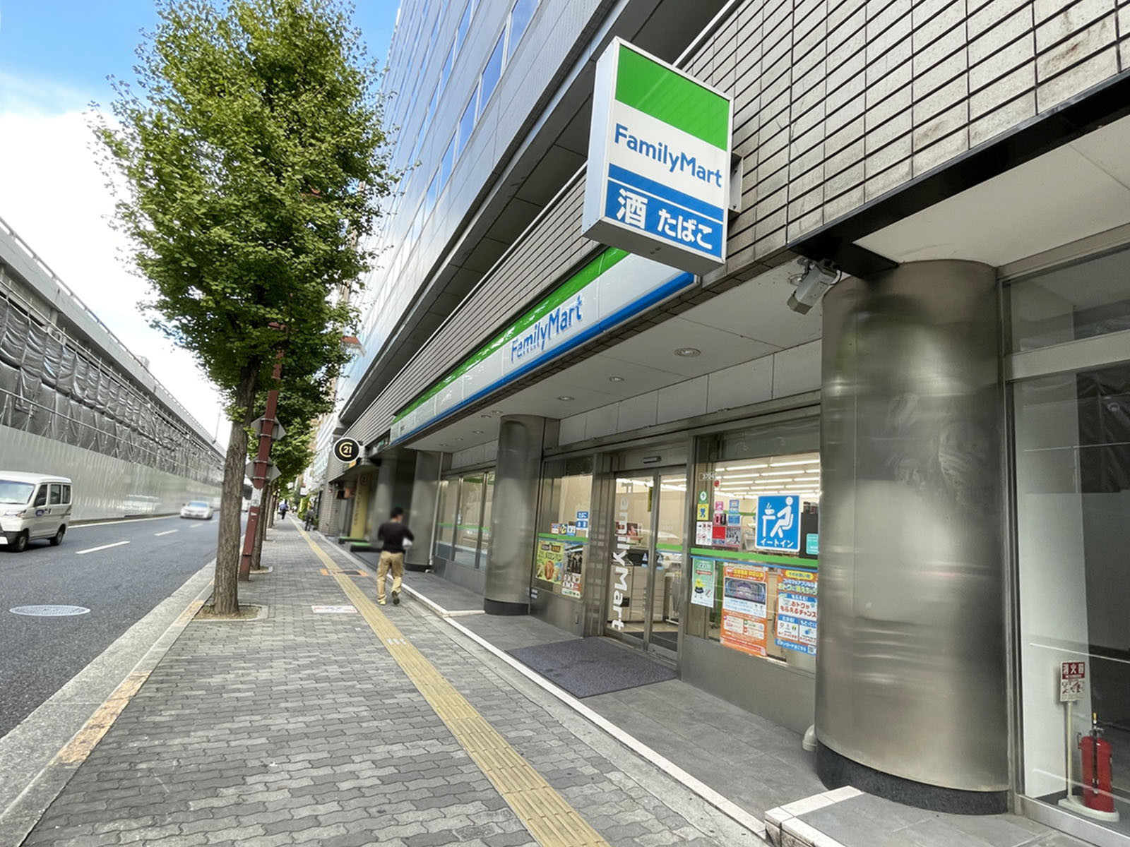 1階のファミリーマート 江坂駅北店