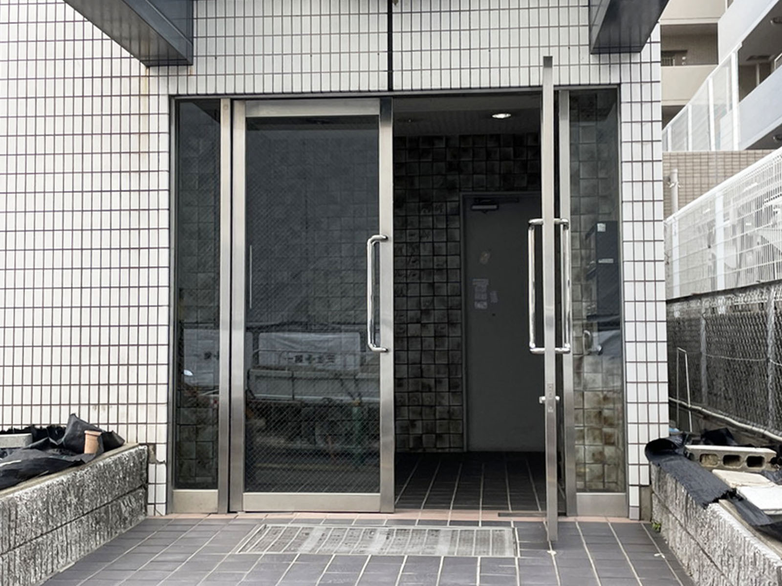 オフィスビル出入口