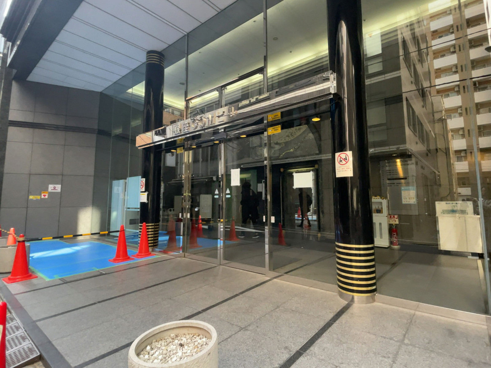 オフィスビル出入口