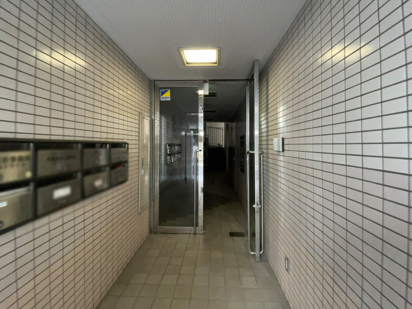 オフィスビル出入口