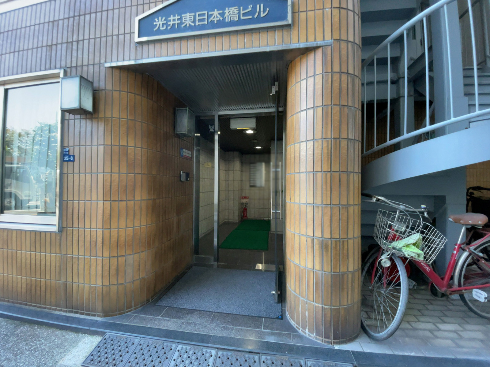 オフィスビル出入口