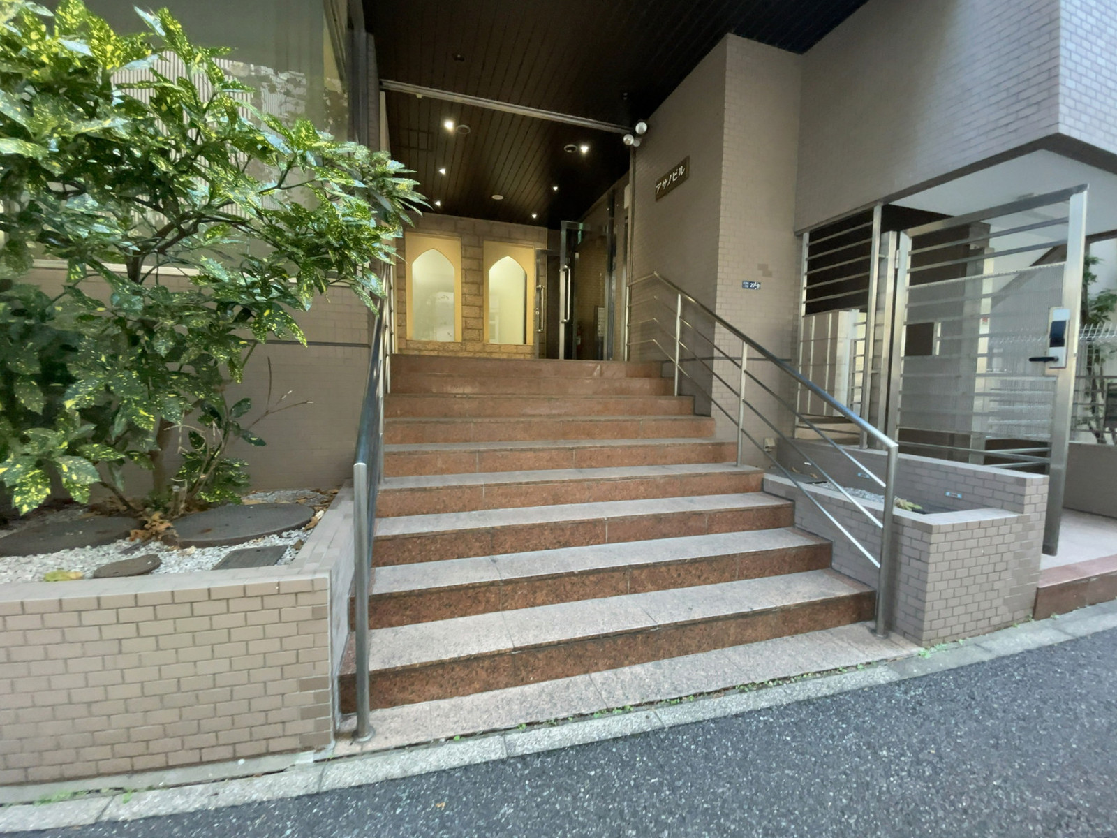 出入り口前の階段