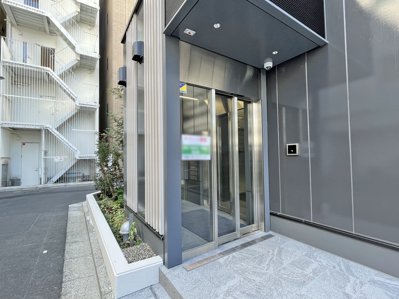 オフィスビル出入口