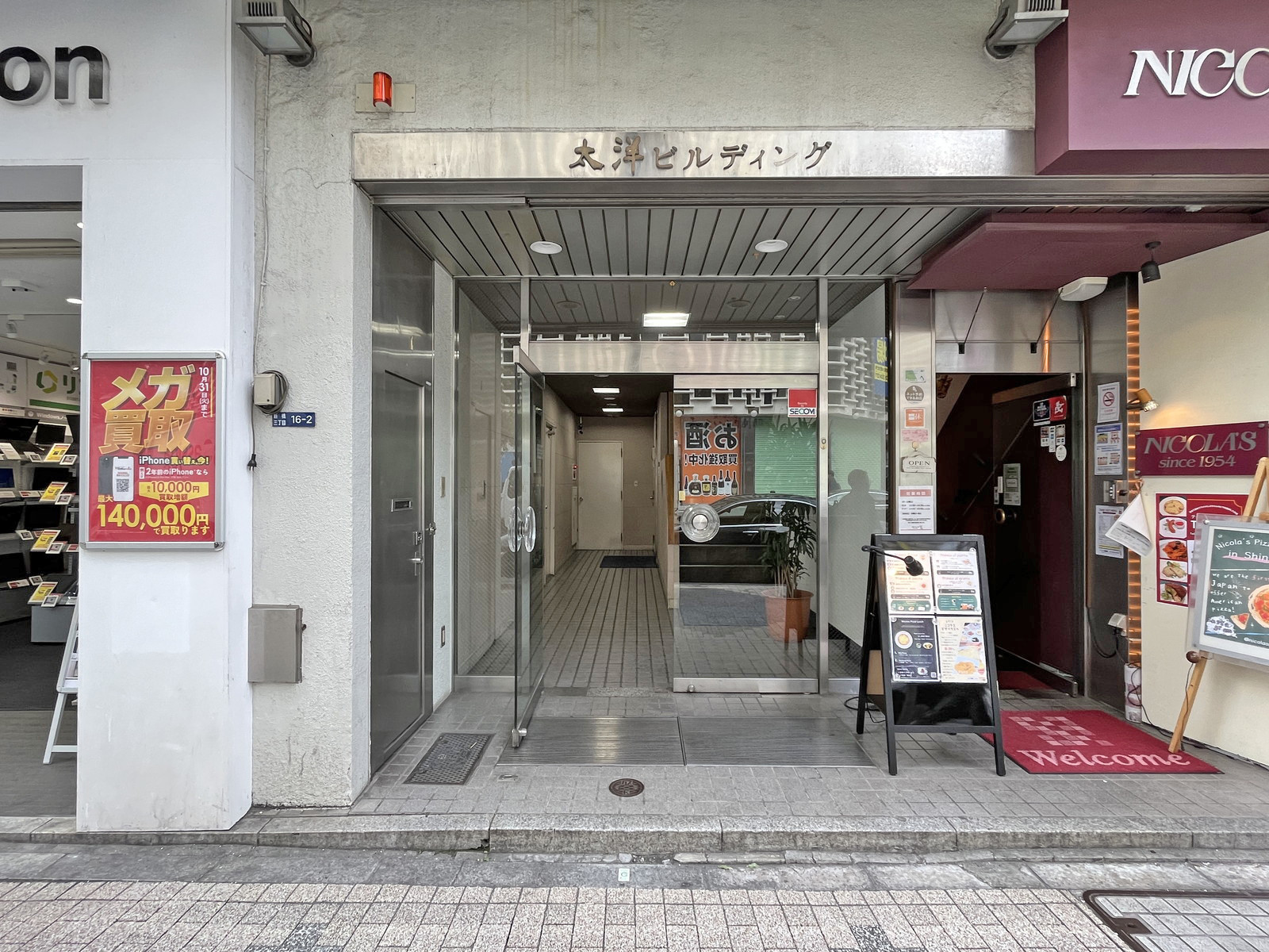 オフィスビル出入り口