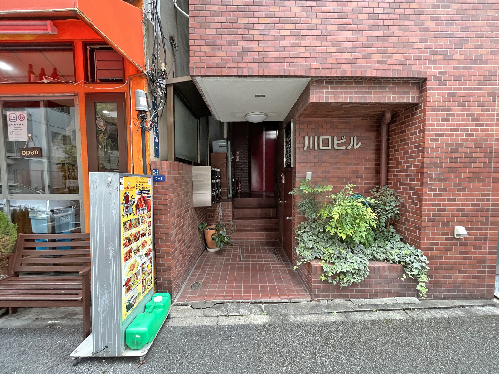 オフィスビル出入り口