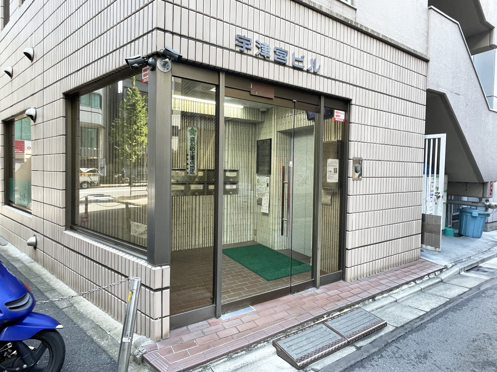 オフィスビル出入口