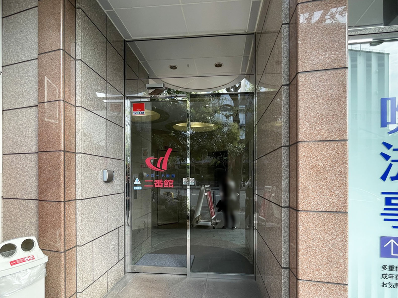 オフィスビル出入口