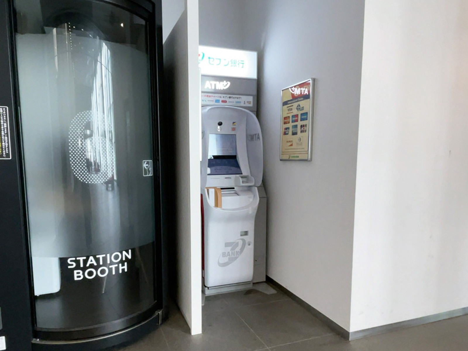 エントランス内のATM