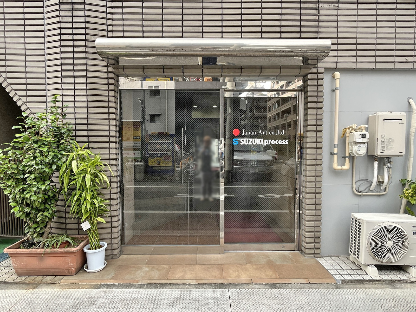 オフィスビル出入り口