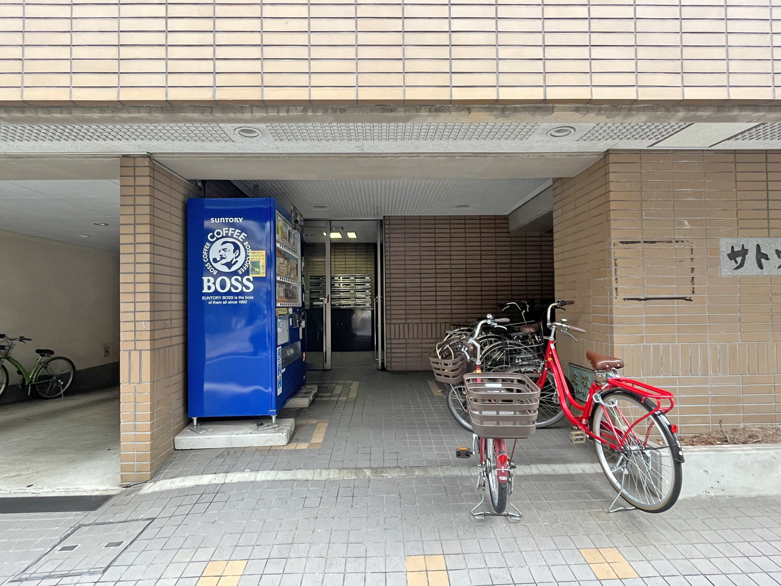 オフィスビル出入り口