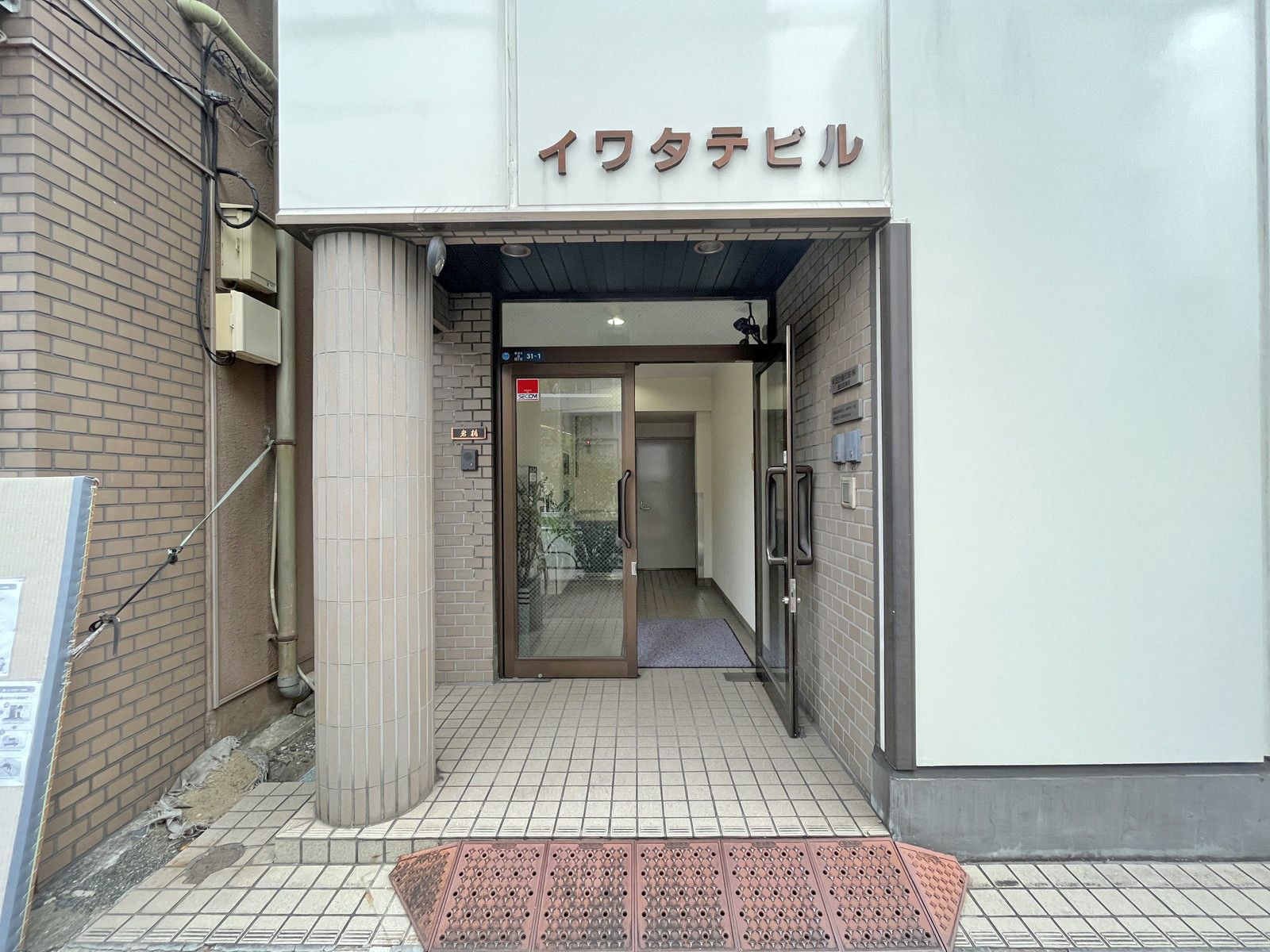 オフィスビル出入り口