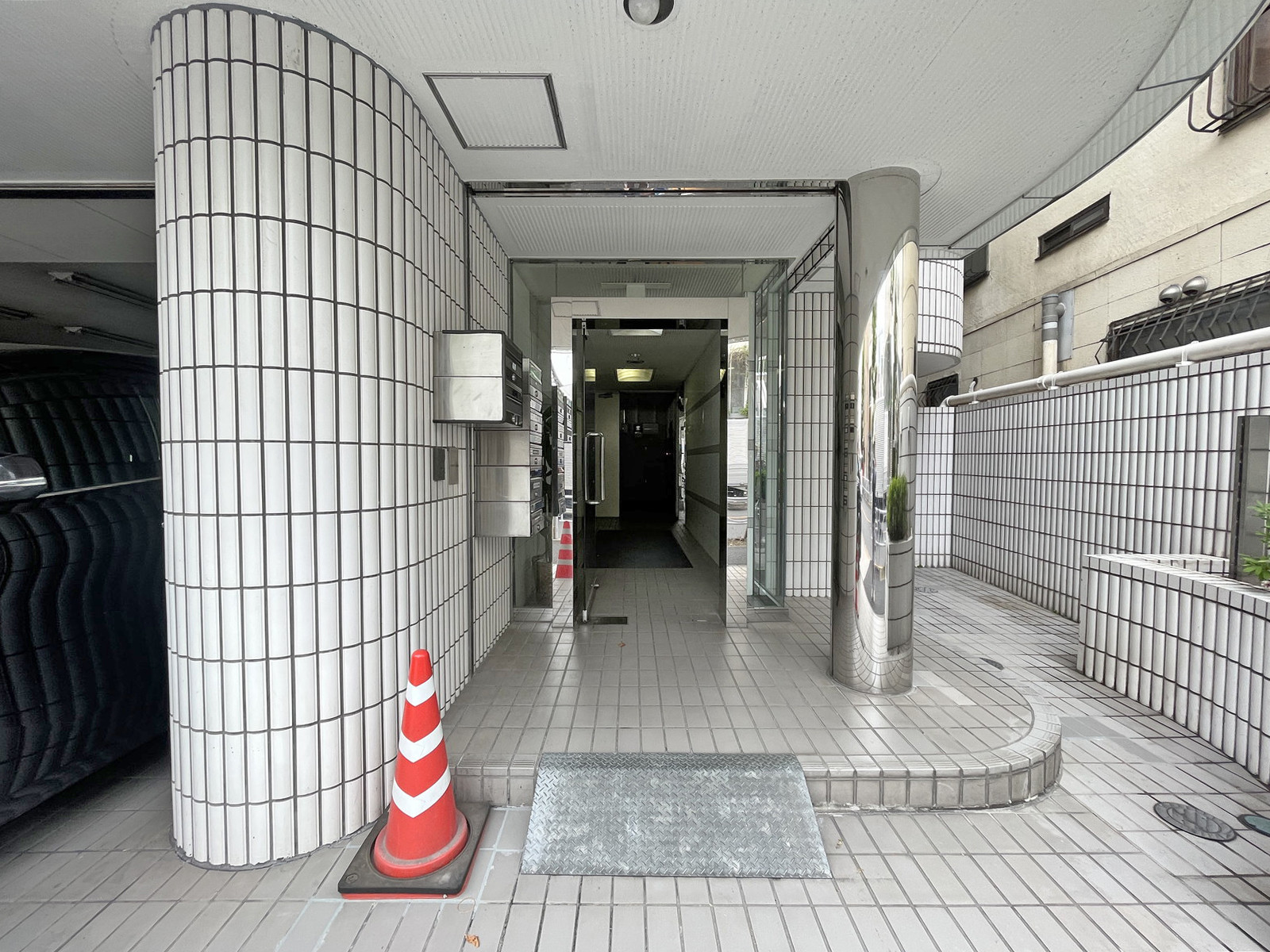 オフィスビル出入り口