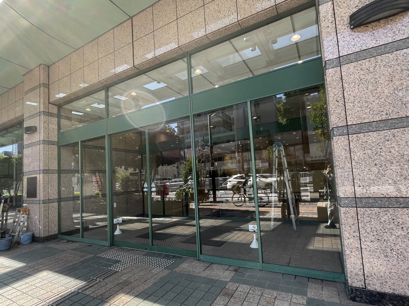 オフィスビル出入口