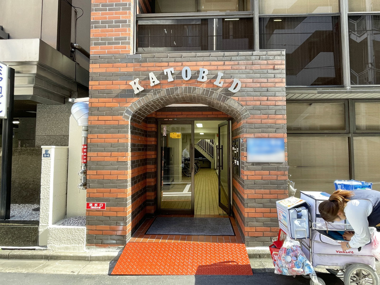 オフィスビル出入口