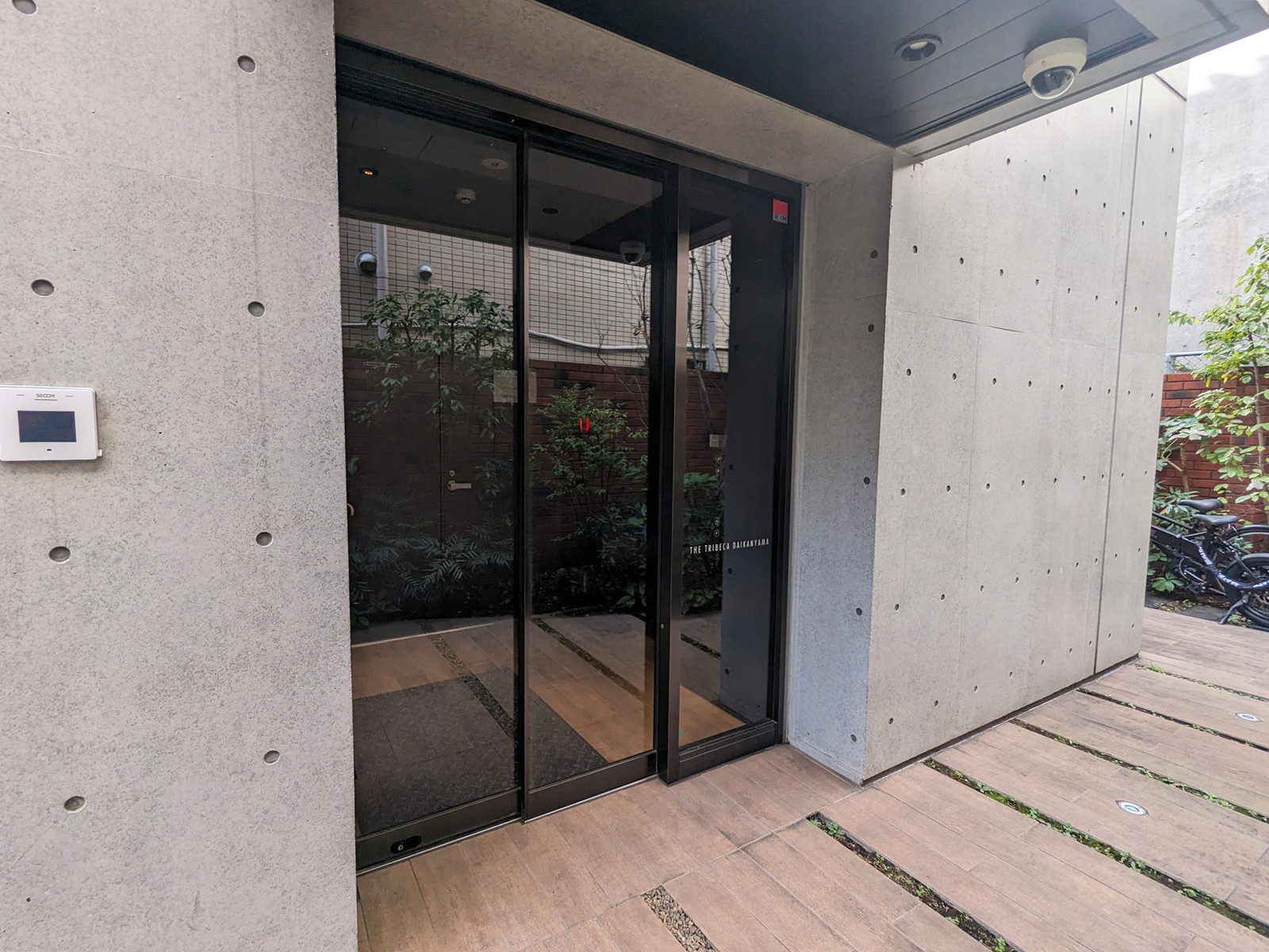 オフィスビル入り口