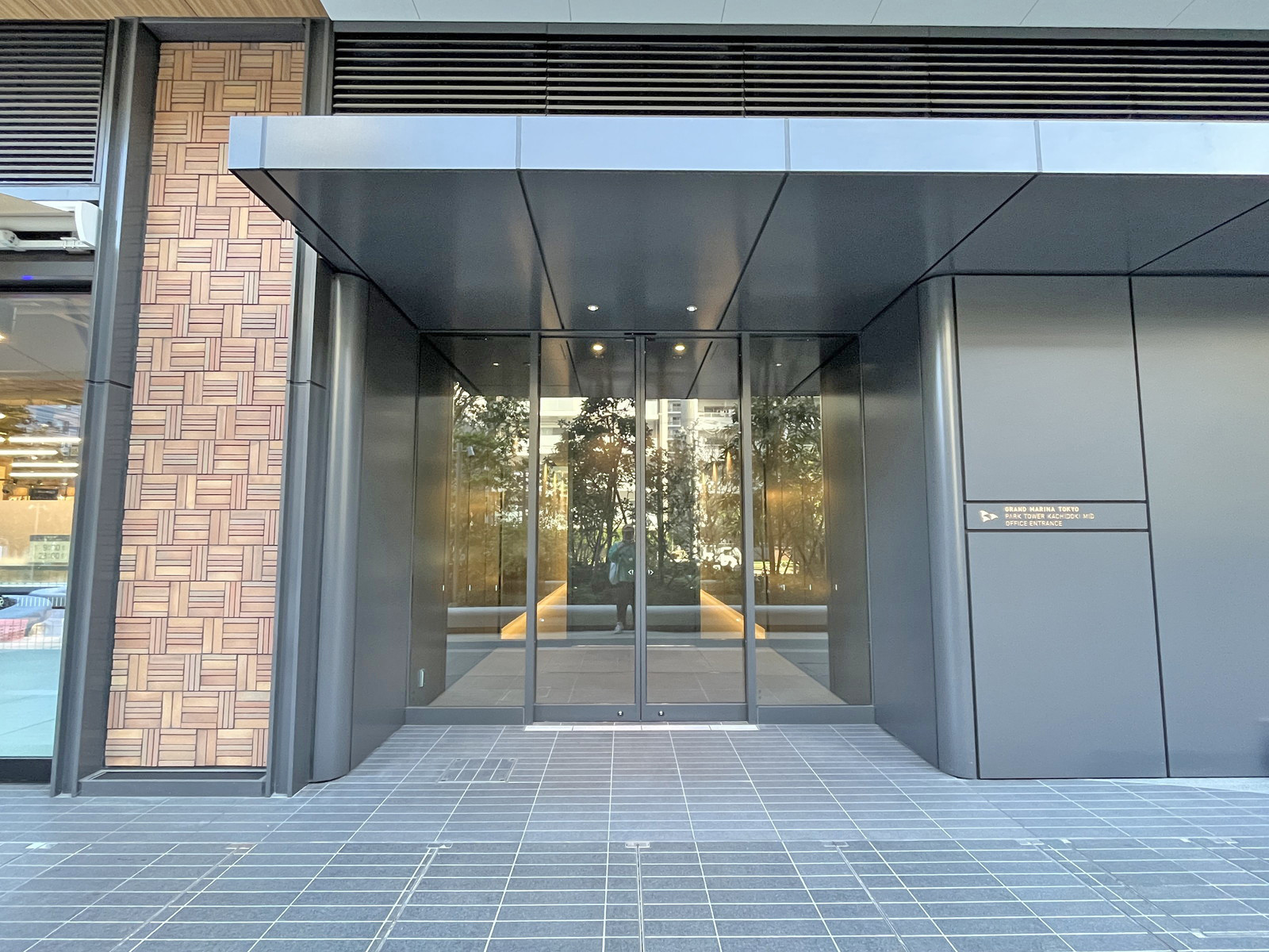 オフィスビル出入口