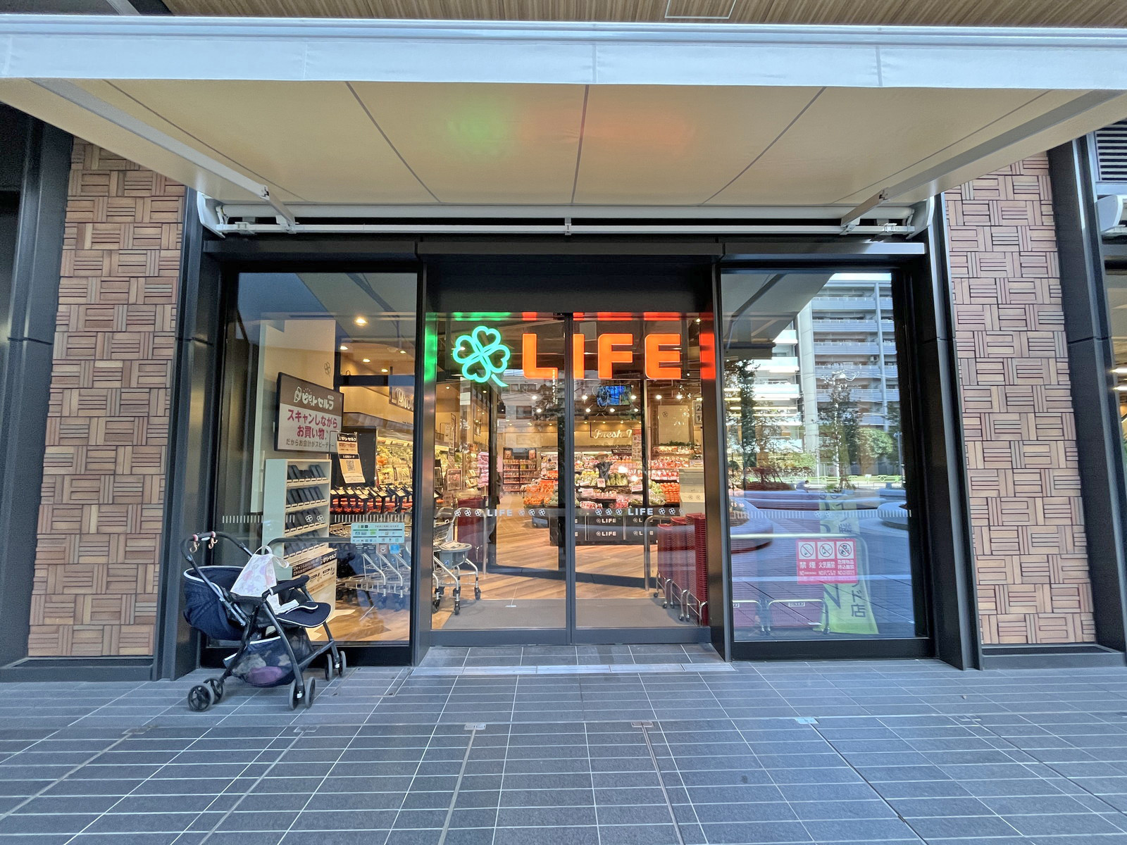 1階のライフ勝どきミッド店