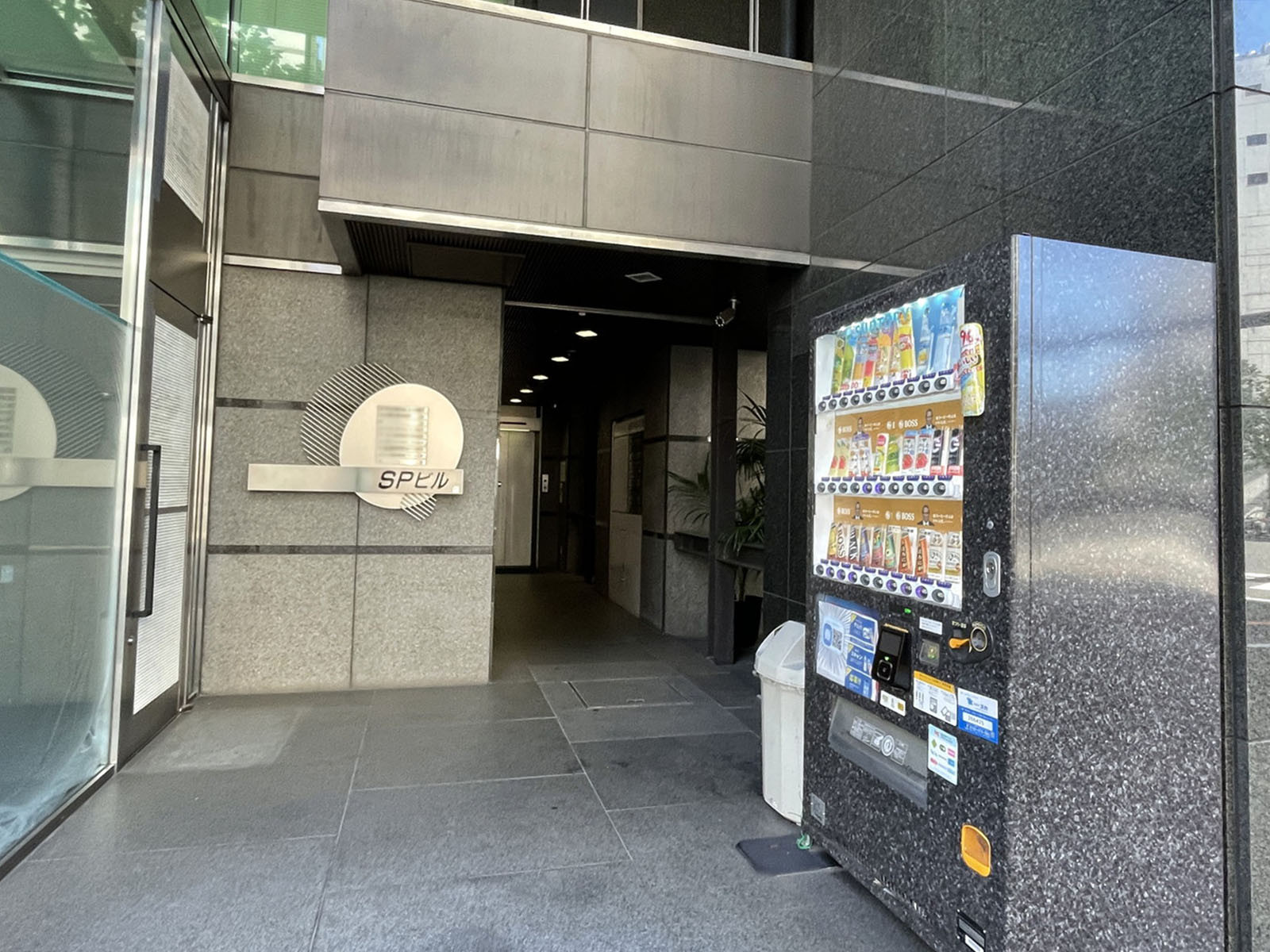 オフィスビル出入口
