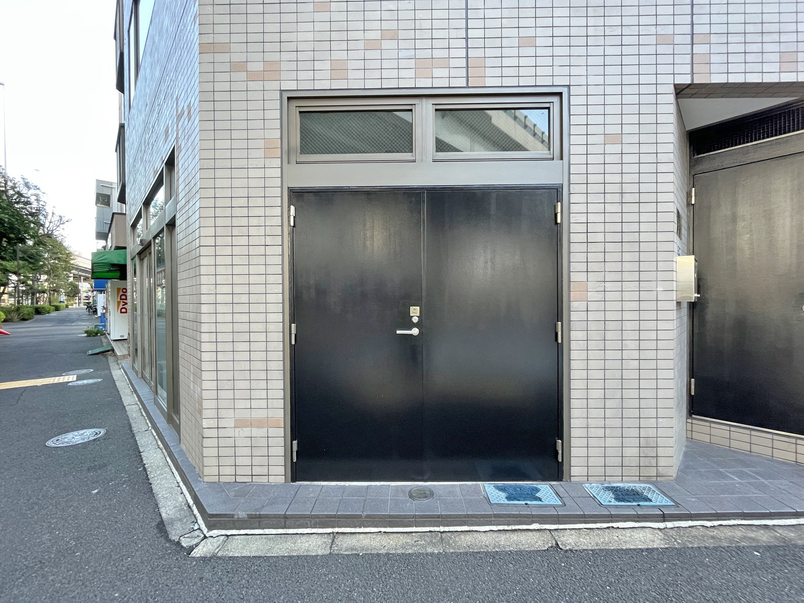オフィスビル出入り口