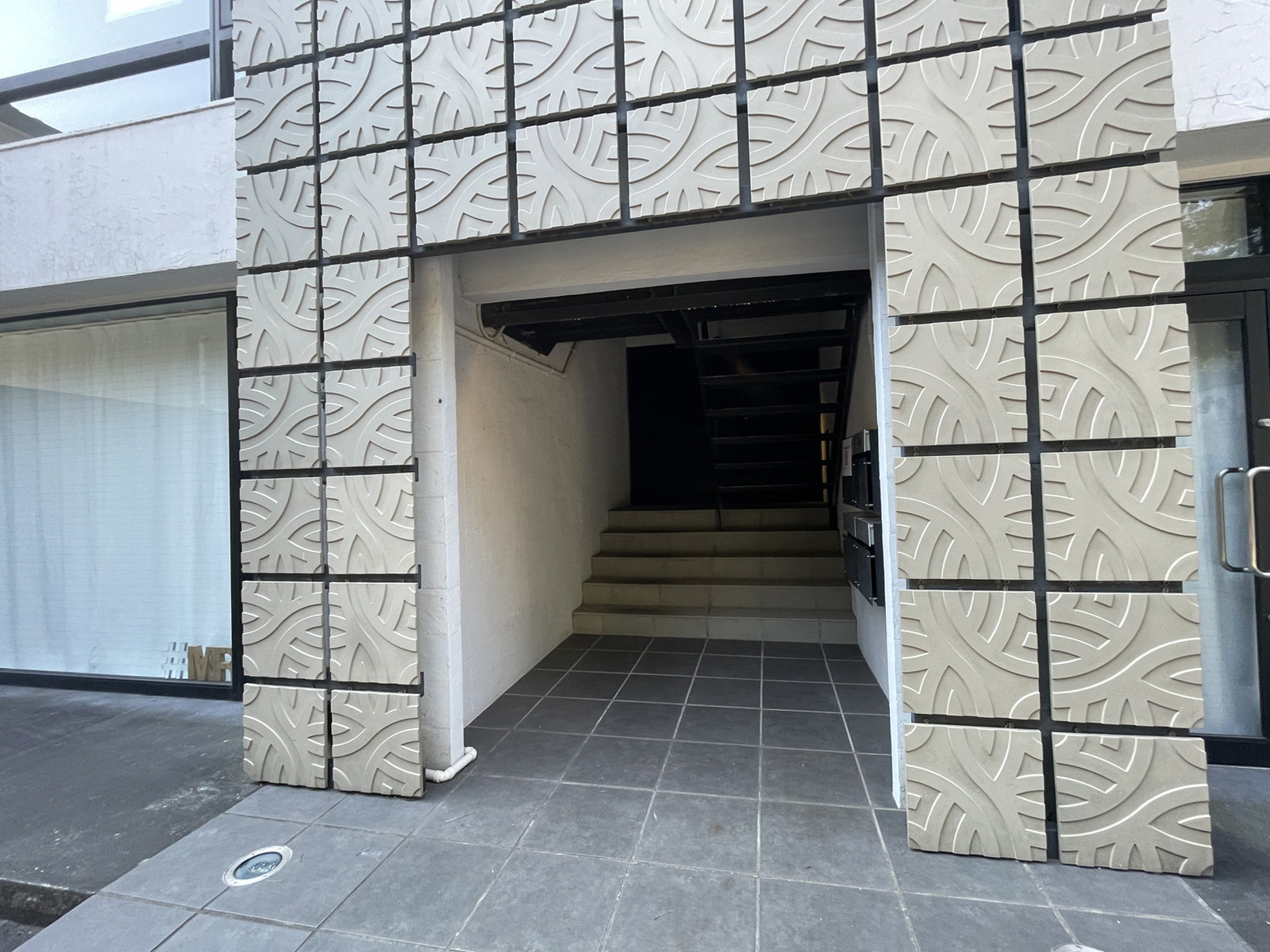 オフィスビル出入口
