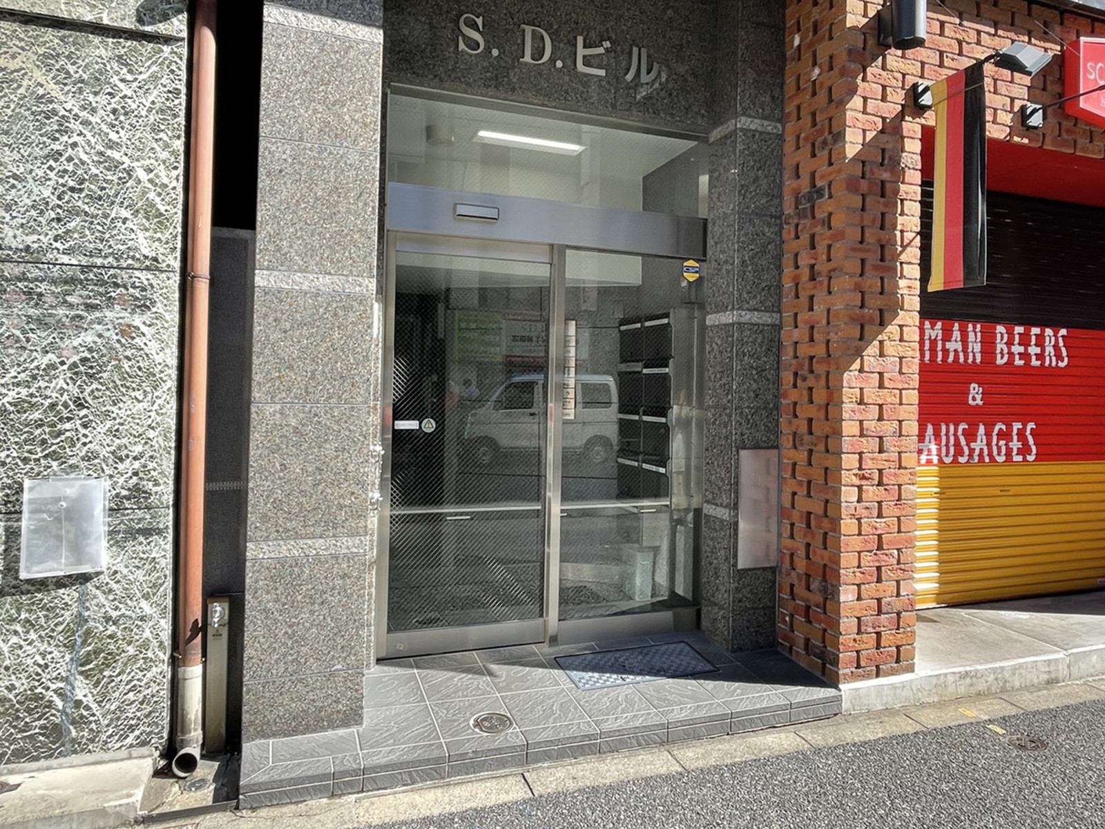 オフィスビル出入口