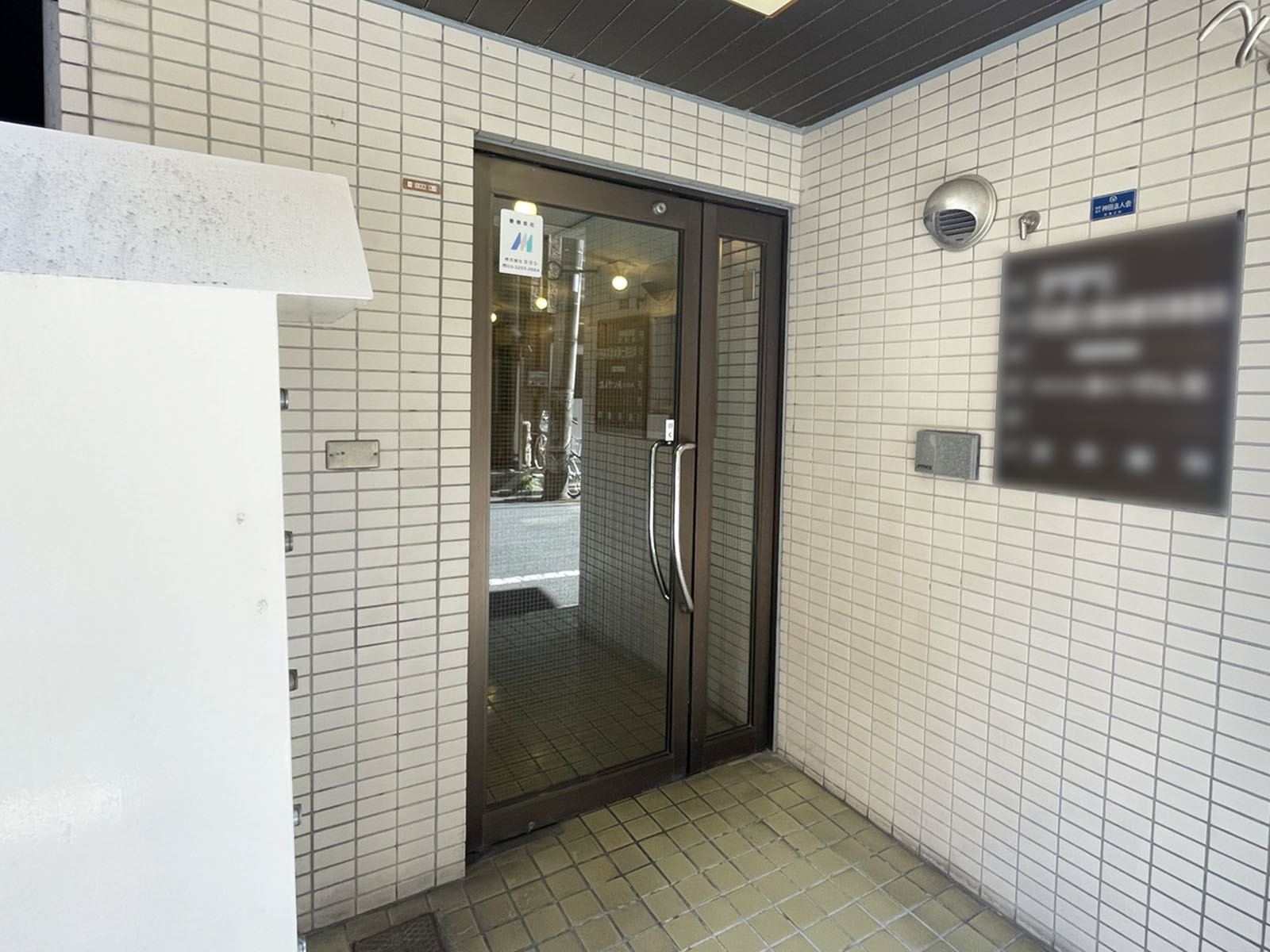 オフィスビル出入口