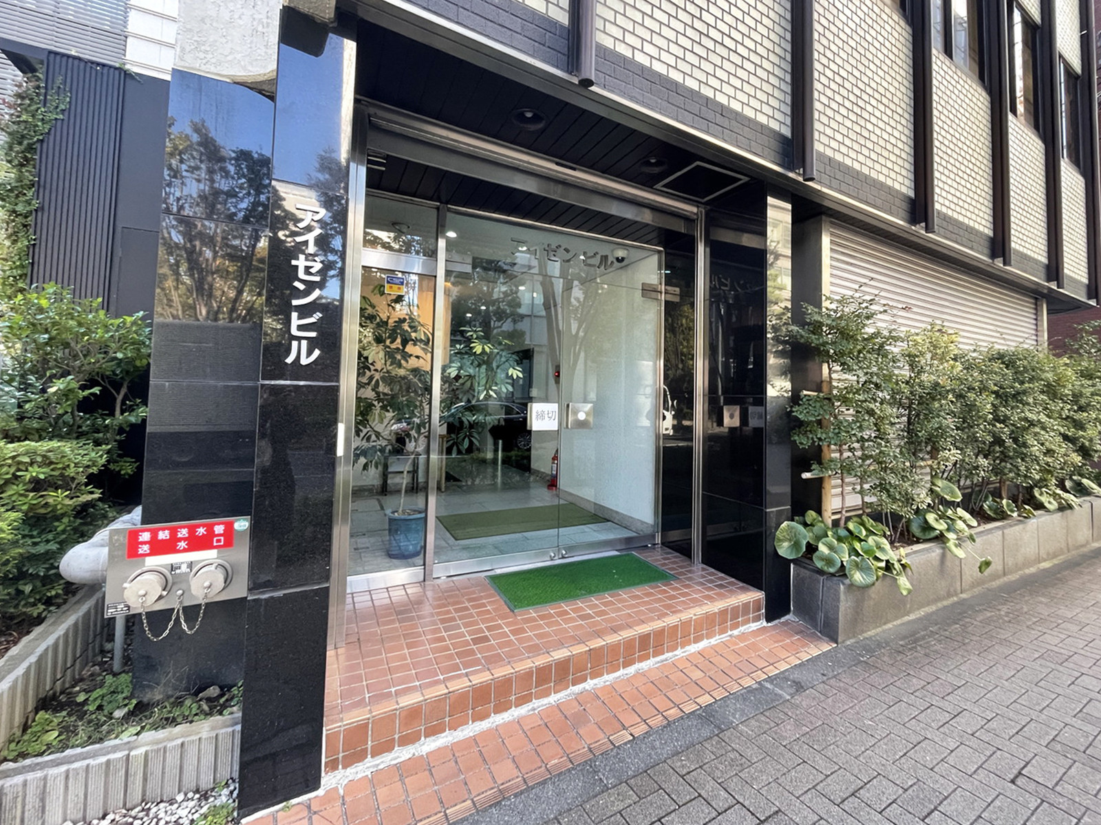 オフィスビル出入口