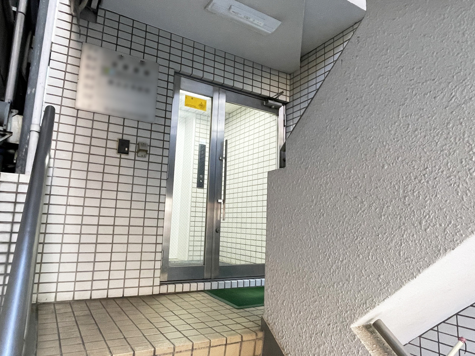 オフィスビル出入口