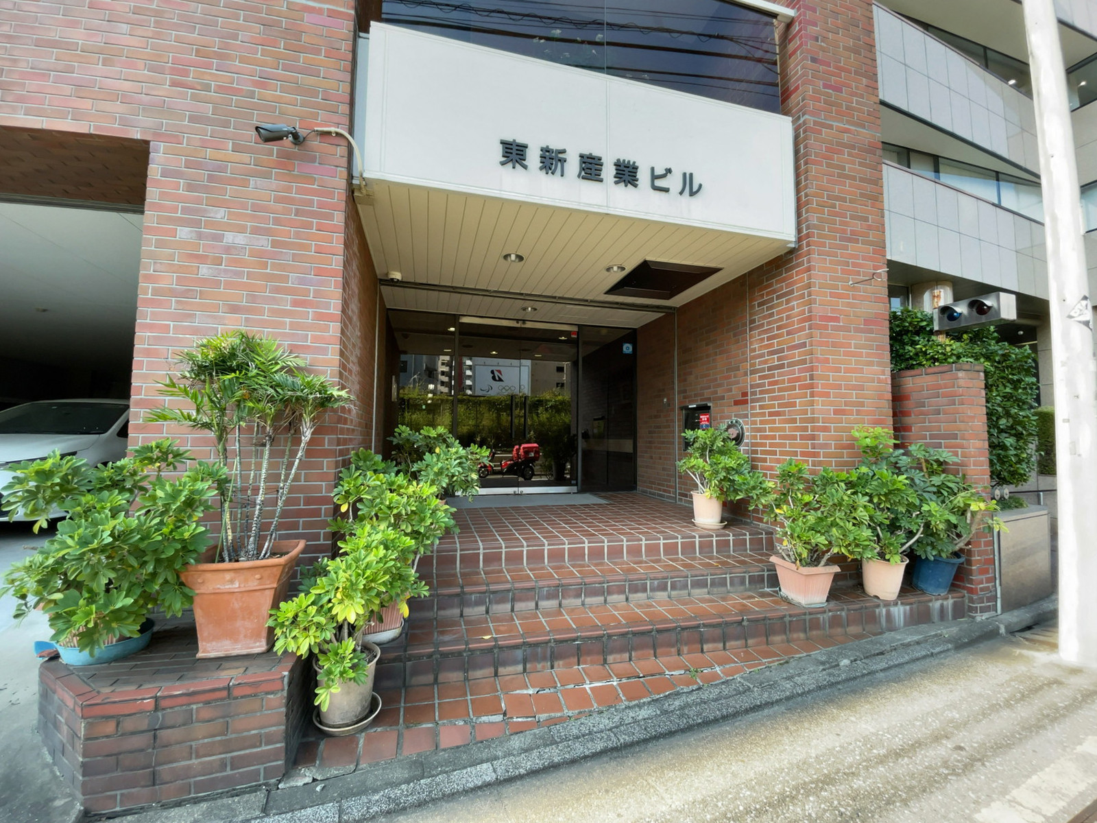 オフィスビル出入口
