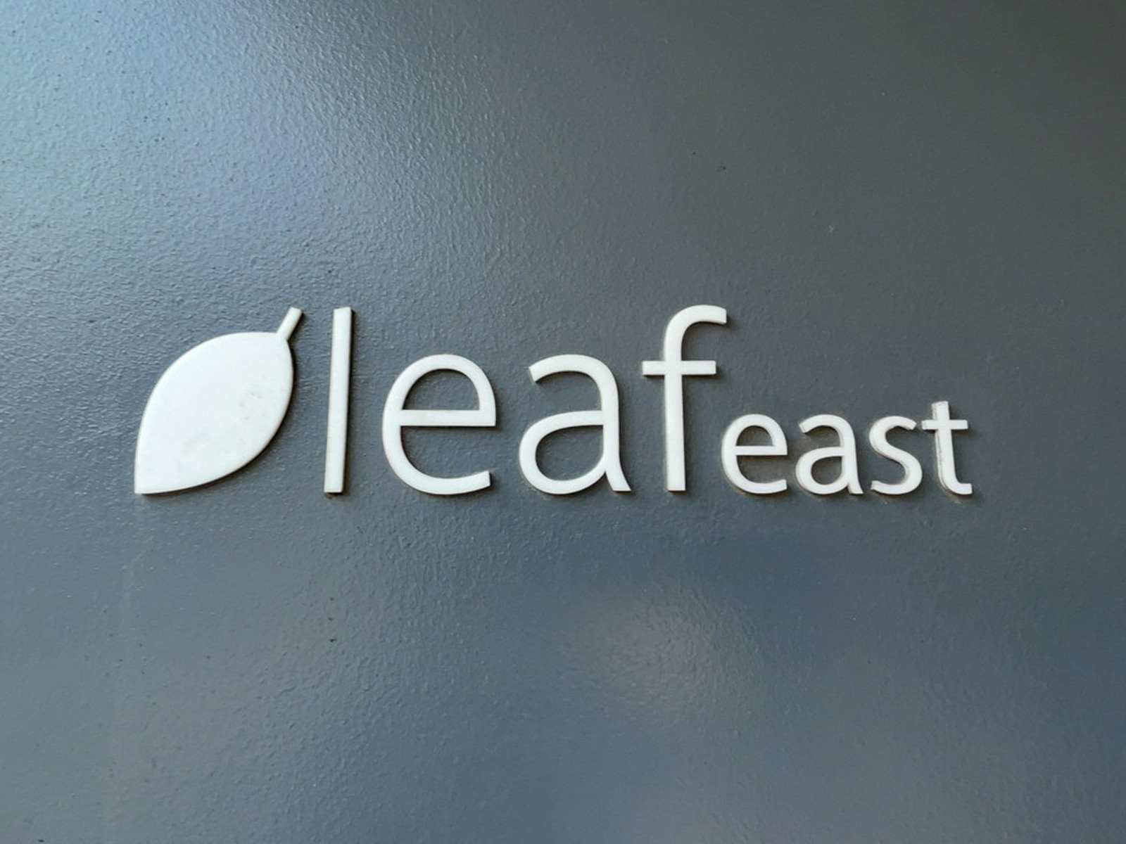 ネームプレート：leaf east