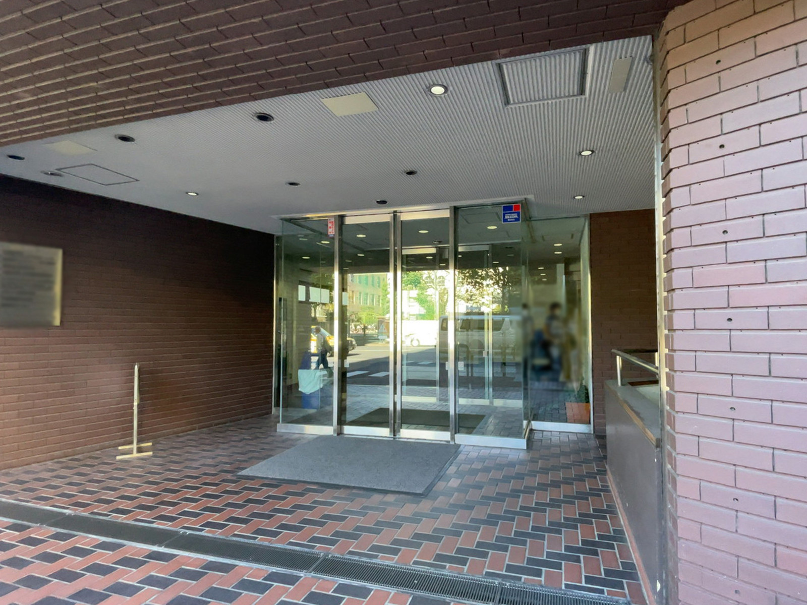 オフィスビル出入口