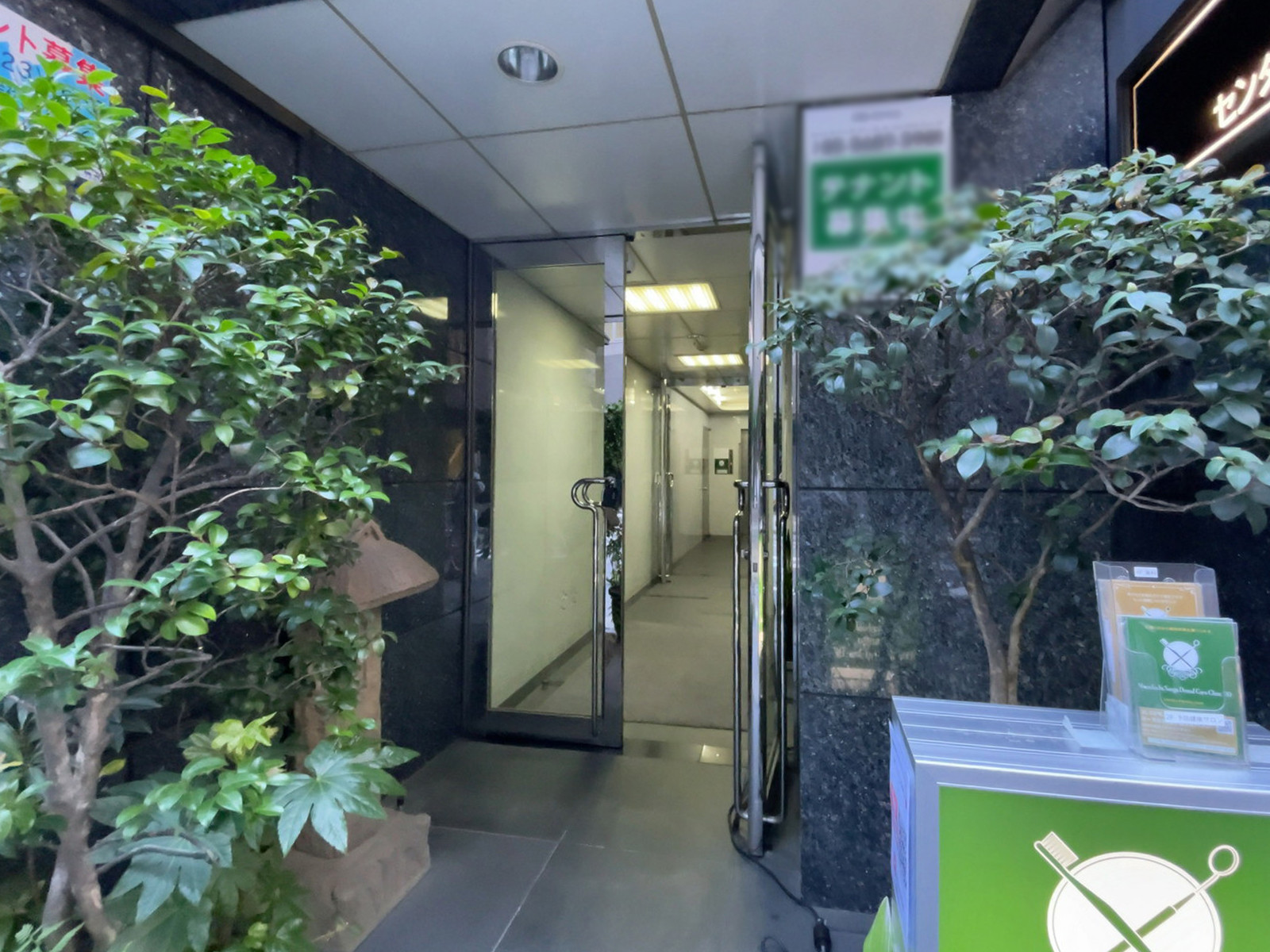 オフィスビル出入口